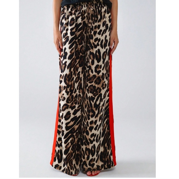 Classic Leopard print Wide Leg Pants - Picture 2 of 6